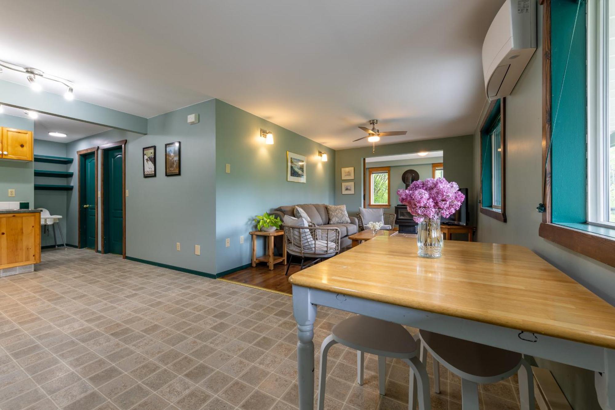 2Mins To Town, Ac & Sauna, Self Check-In, Full Kitchen, Free Laundry & Parking, Family Pet Friendly, Comfortably Sleeps Up To 10 Golden Exterior foto