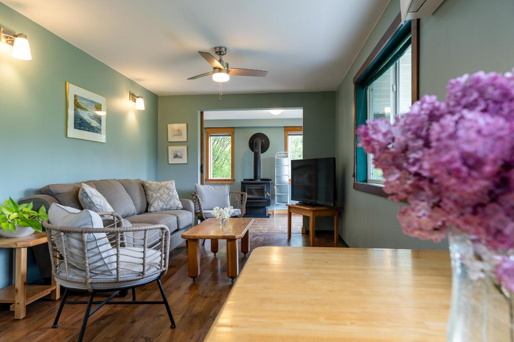 2Mins To Town, Ac & Sauna, Self Check-In, Full Kitchen, Free Laundry & Parking, Family Pet Friendly, Comfortably Sleeps Up To 10 Golden Exterior foto