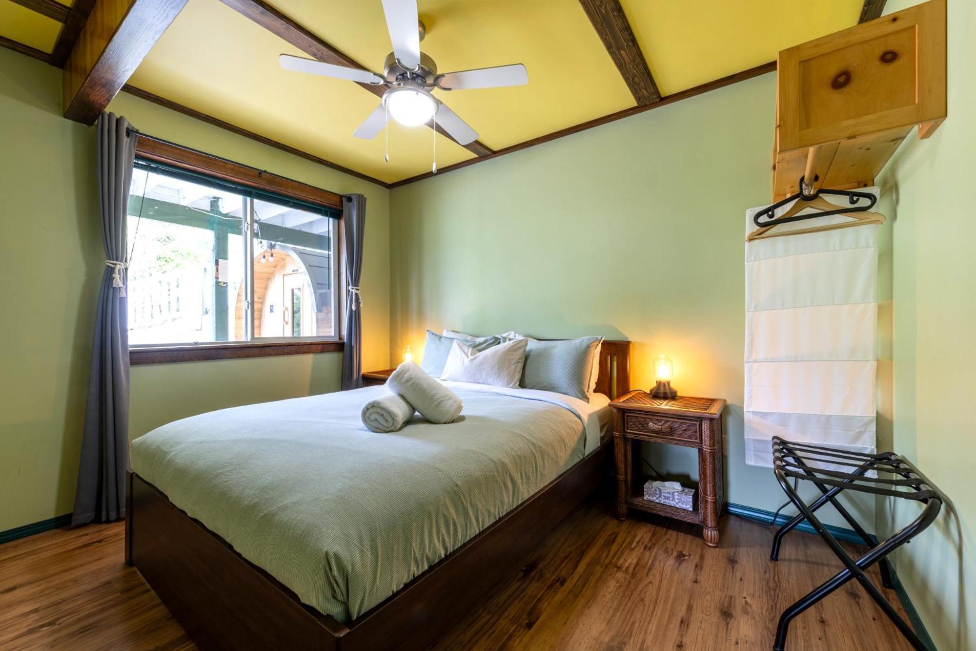 2Mins To Town, Ac & Sauna, Self Check-In, Full Kitchen, Free Laundry & Parking, Family Pet Friendly, Comfortably Sleeps Up To 10 Golden Exterior foto